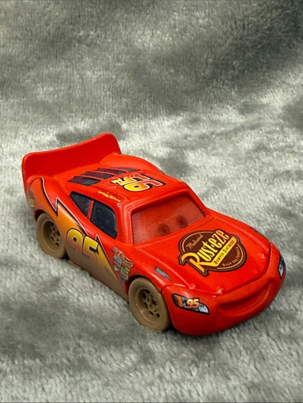 Disney Pixar Cars - DIRT TRACK LIGHTNING MCQUEEN LENTICULAR Eyes - 1:55 Diecast
